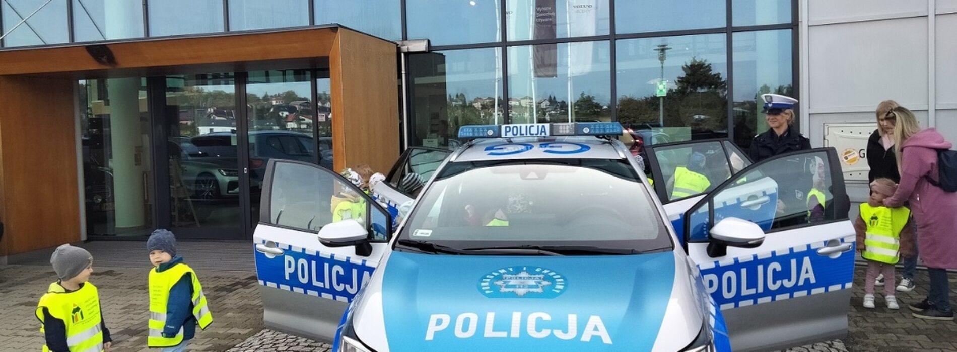 Policjanci krakowskiej drogówki edukowali przedszkolaki z zakresu bezpieczeństwa
