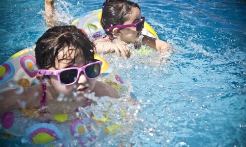 Nauka pływania dla dzieci w Krakowie – od jakiego wieku najlepiej zacząć?