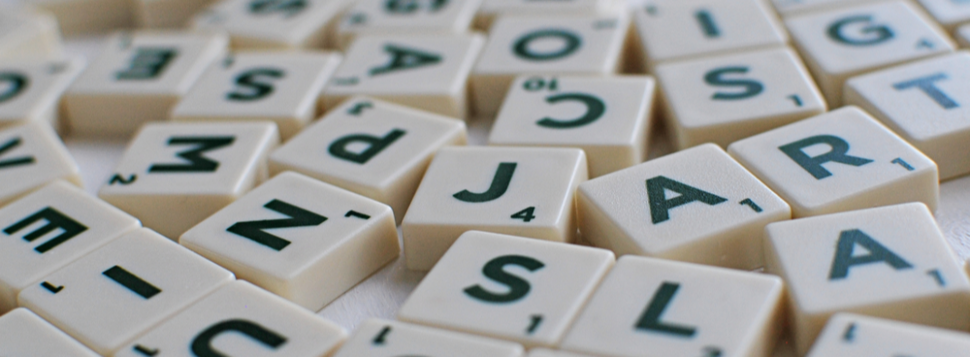 Spędzanie wolnego czasu przy grze w Scrabble