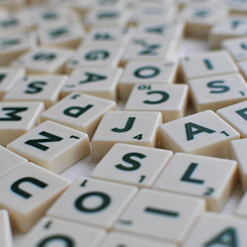 Spędzanie wolnego czasu przy grze w Scrabble