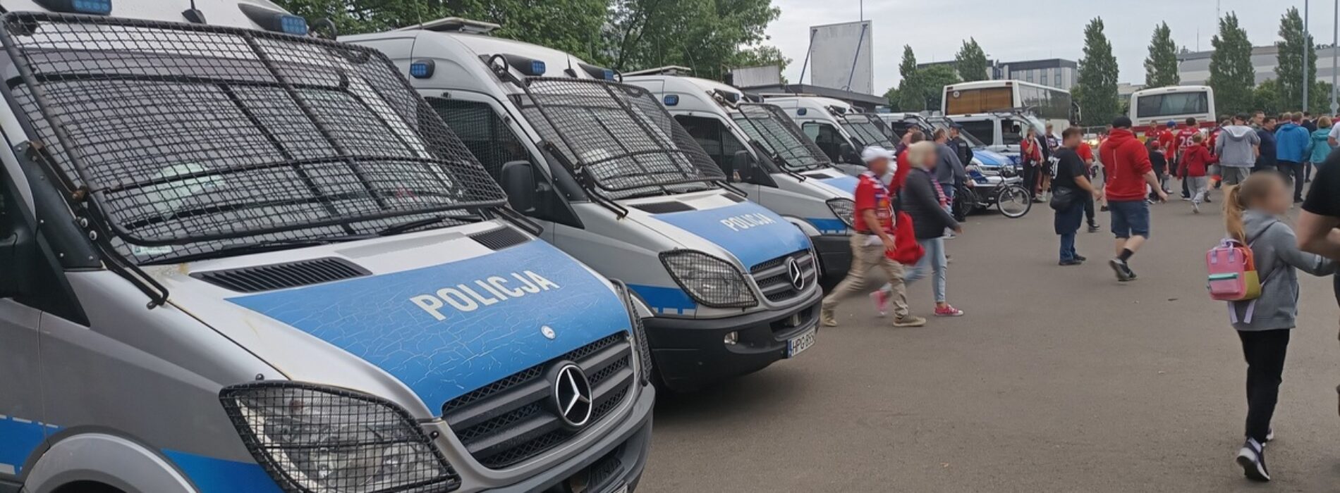 W Krakowie policjanci zabezpieczali mecz piłki nożnej