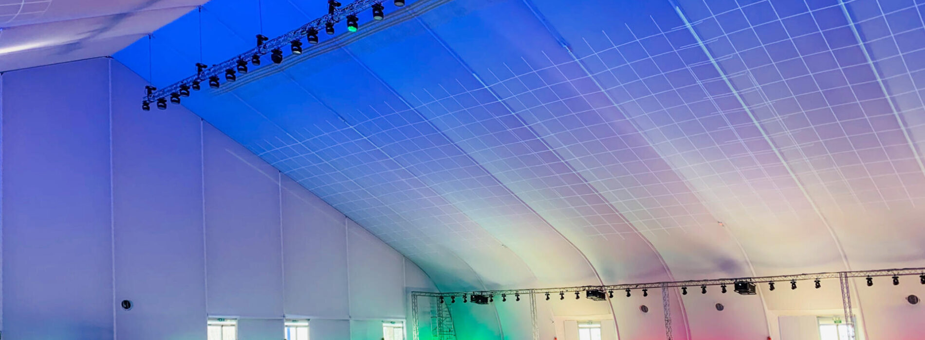 Zadaszenia namiotowe kontra tradycyjne konstrukcje – co wybrać na imprezę plenerową?