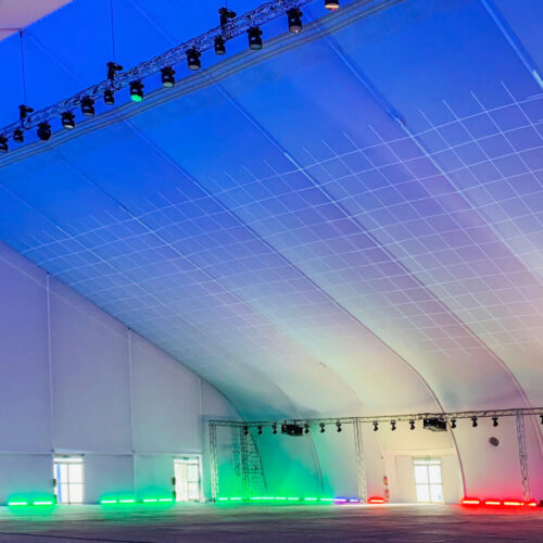 Zadaszenia namiotowe kontra tradycyjne konstrukcje – co wybrać na imprezę plenerową?