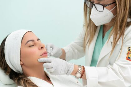 Lifting twarzy bez skalpela w Krakowie – jak wybrać klinikę i przygotować się do zabiegu?
