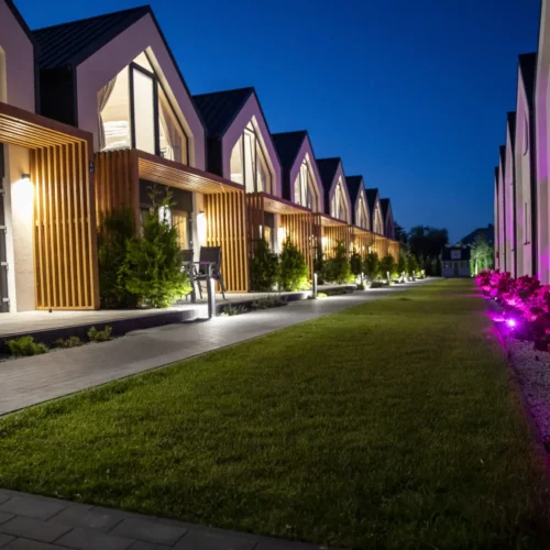 Domki letniskowe zamiast hotelu – co zyskuje cała rodzina?