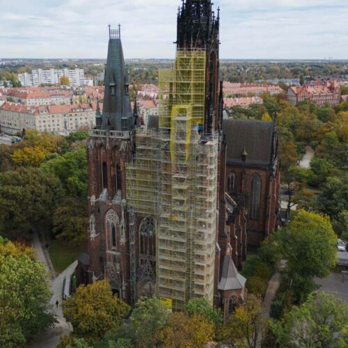 Rusztowania elewacyjne w Krakowie – jak dobrać system do remontu, termomodernizacji i prac budowlanych?